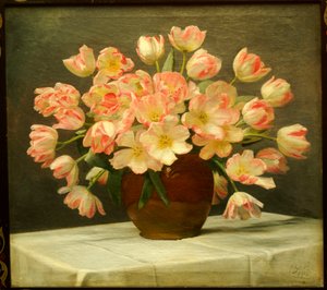 Tulipani in un vaso su un tavolo drappeggiato