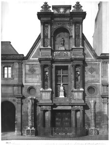 Parte centrale della facciata principale, dal Castello di Anet, nel cortile dell
