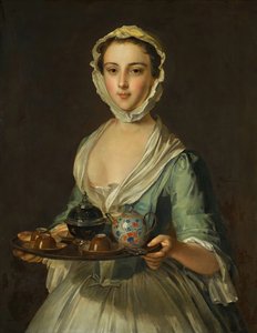 Una giovane donna che tiene un vassoio da tè, possibilmente Hannah, la domestica dell