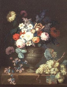 Natura morta di fiori in un vaso classico con un grappolo d
