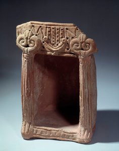 Antichità orientale: santuario domestico in terracotta per venerare gli idoli. IX secolo a.C. Da Tell el Far