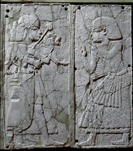 Civiltà fenicia: ornamento del letto decorato con un bassorilievo in avorio che rappresenta una guardia che presenta un leone al re. Dal sito di Ugarit, antica città siriana su Tell de Ras Shamra. XIV secolo a.C. Damasco, Museo Nazionale da Phoenician