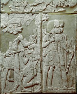 Civiltà fenicia: ornamento del letto con un basso rilievo in avorio che rappresenta un re che minaccia un nemico. Dal sito di Ugarit, antica città siriana su Tell de Ras Shamra da Phoenician