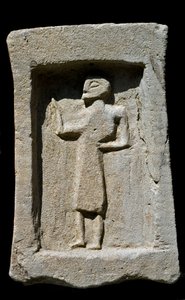 Arte fenicia: stele funeraria punica in gres con rilievo di personaggio in cammino. Dalle scavi di Mozia. VI secolo a.C. Tunisi, Museo del Bardo Tunisia