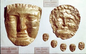 Arte fenicia: grandi maschere di foglia d