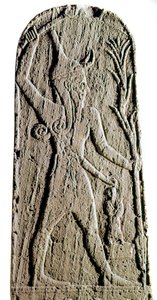 Arte fenicia: stele di calcare del dio Baal con fulmine. (Dio guerriero che protegge il re) Scultura del XIX o XVIII secolo a.C. Da Ras Shamra (Ugarit) Parigi, Museo del Louvre