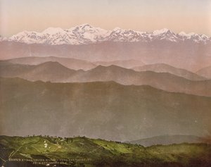 Darjeeling. Kinchinjunga e le nevi da Kutcherry Hill da Photoglob Co. (Zurich, active c. 1890 1910)