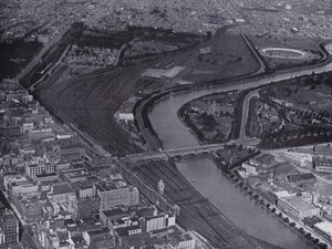 Melbourne: Vista aerea dei Jolimont Railway Yards e del Fiume Yarra, mostrando una piccola sezione della città e Richmond in lontananza da Photographer Australian