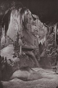 Scena nelle famose Grotte di Jenolan, Nuovo Galles del Sud (foto in b/n) da Photographer Australian