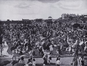 Spiaggia di St Kilda, il popolare resort balneare di Melbourne, mostrando i prati