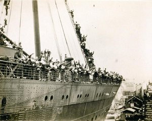 La Mauretania a Sydney, maggio 1940 da Photographer Australian