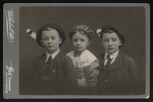 Ritratto di tre bambini austriaci da Austrian Photographer