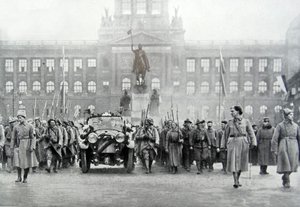 Truppe ceche accompagnano il presidente Thomas Masaryk a Praga, 25 dicembre 1918 da Photographer Czech