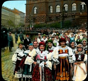 Giovani donne in costumi nazionali, Piazza Venceslao, Praga, Cecoslovacchia, c.1921 da Photographer Czech