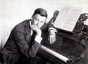 Sergei Prokofiev e il suo pianoforte da Photographer French
