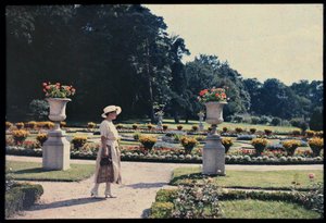 Donna che passeggia nel giardino della Bagatelle, Parigi, 1920 circa (foto)