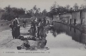 Donne che raccolgono acqua a Sidi-Okba, Algeria da Photographer French
