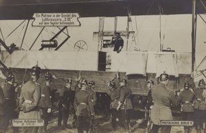 Un marinaio nella gondola del Zeppelin LZ III al poligono di tiro di Tegel, Berlino da Photographer German