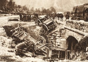 Un convoglio di munizioni italiano su una via di rifornimento vicino a Udine sotto il fuoco dell
