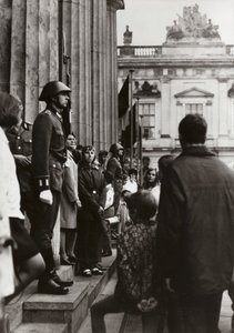 Al Memoriale delle Vittime del Fascismo e del Militarismo i soldati dell