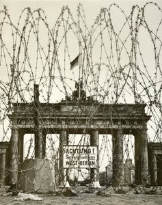 Filo spinato davanti alla Porta di Brandeburgo, Berlino, Germania, durante l