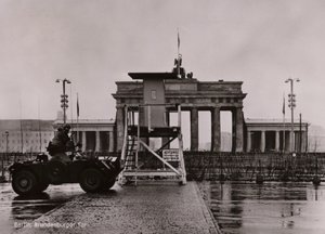 Auto blindata britannica al confine tra Berlino Est e Ovest alla Porta di Brandeburgo da Photographer German
