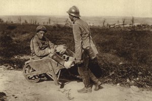 Soldato francese catturato trasporta il suo compagno ferito in una carriola, Prima Guerra Mondiale