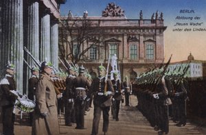 Cambio della guardia alla Neue Wache, Unter den Linden, Berlino, Germania da Photographer German