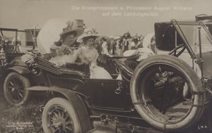 Principessa ereditaria Cecilie e Principessa August Wilhelm di Germania a un campo di atterraggio Zeppelin