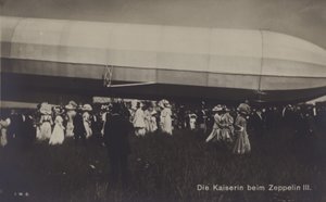 Imperatrice Vittoria Augusta di Germania con Zeppelin LZ III
