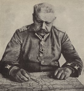 Il feldmaresciallo von Hindenburg studia una mappa da Photographer German