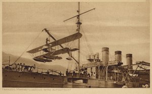 Aeroplano navale francese sollevato su una nave da Photographer German