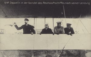 Costruttore di dirigibili tedeschi Graf Ferdinand von Zeppelin nella gondola di uno dei suoi dirigibili dopo l