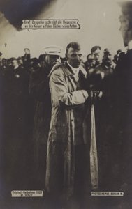 Il costruttore di dirigibili tedeschi Graf Ferdinand von Zeppelin scrive un messaggio al Kaiser sulla schiena di suo nipote da Photographer German