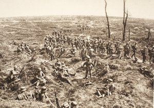 Fanteria tedesca attraversa il Chemin des Dames per seguire il nemico in ritirata, 27 maggio 1918 (foto b/n) da Photographer German
