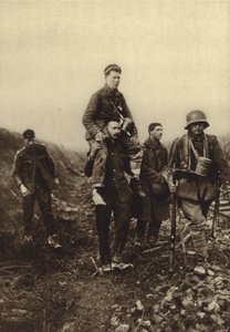 Fante tedesco con una ferita alla gamba trasportato fuori dal campo di battaglia da prigionieri britannici, Prima Guerra Mondiale