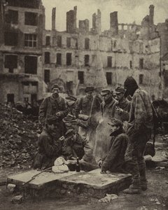 Prigionieri di guerra tedeschi rilasciati dalla prigionia in Unione Sovietica tra le rovine di Berlino da Photographer German
