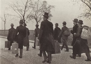 Lavoratori ferroviari tedeschi espulsi dalla Ruhr per aver partecipato alla campagna di disobbedienza civile durante l