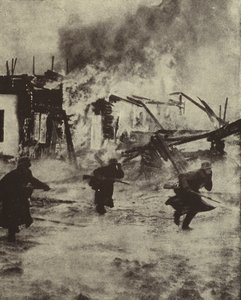 Soldati tedeschi avanzano tra le rovine in fiamme di Rotterdam dopo il bombardamento della Luftwaffe, Seconda Guerra Mondiale, maggio 1940
