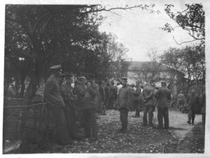 Soldati tedeschi in una piazza di un villaggio o di una città (foto in b/n) da Photographer German