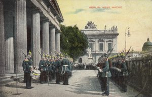 Soldati tedeschi in parata fuori dalla Neue Wache, Berlino da Photographer German