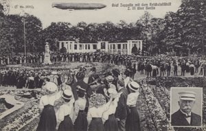 Graf Ferdinand von Zeppelin e il suo dirigibile LZ III sopra Berlino