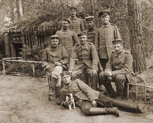Gruppo di soldati tedeschi con un cane