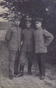 Gruppo di tre soldati dell