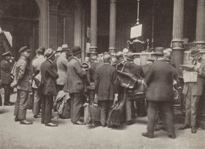 Iperinflazione nella Germania di Weimar: membri del pubblico in fila fuori dalla Reichsbank a Berlino con valigie per trasportare il loro denaro, luglio 1923 da Photographer German