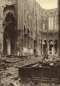 Interno della Basilica di Saint Quentin, Francia, distrutta dal bombardamento alleato, Prima Guerra Mondiale da Photographer German