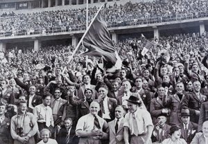 Tifosi italiani che sostengono i loro atleti nello stadio ai Giochi Olimpici, Berlino, Germania da Photographer German