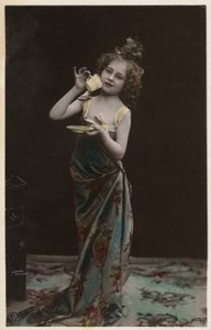 Bambina vestita che beve tè da Photographer German