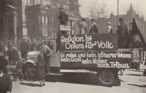 Camion imbrattato di slogan comunisti per le strade di Berlino, Germania da Photographer German