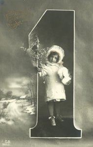 Cartolina di Capodanno con bambina in cappuccio di pelliccia